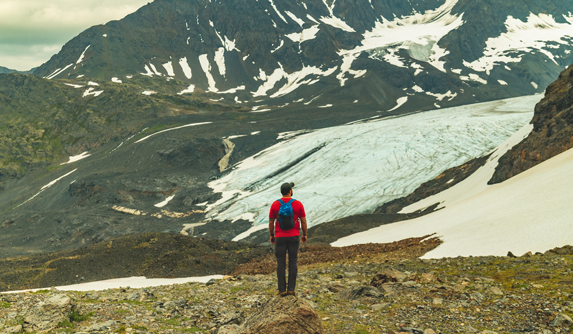 hiker-facing-mtn